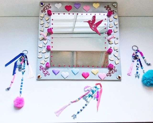 Feest activiteit om een hippe hanger te maken voor bijvoorbeeld aan je tas 