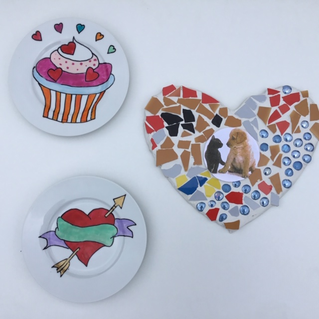 Een knutsel combinatie van mozaiek en servies beschilderen 