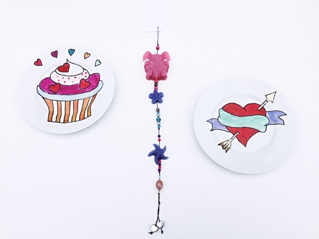 Feestje waar een combinatie van servies en een zeepketting wordt gemaakt 