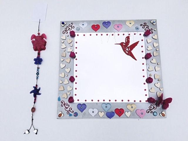 Feest activiteit met een combinatie van een spiegel en een zeepketting 